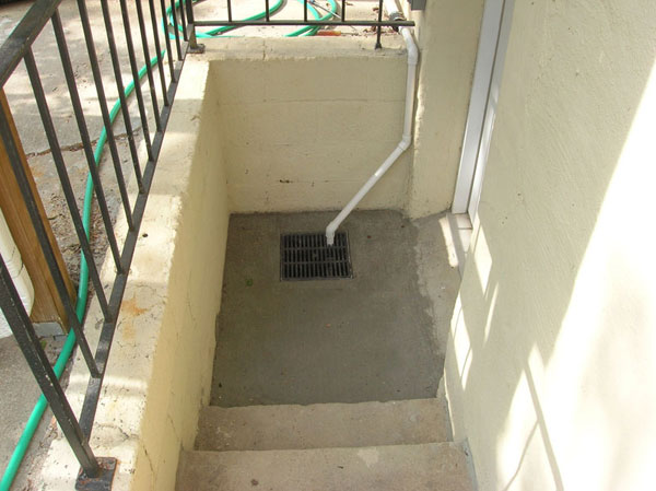 Stairwell drain w/ optional sump pump